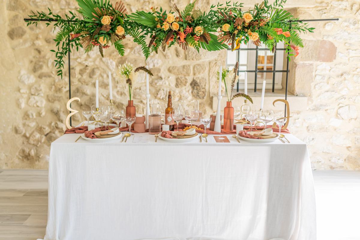 Table support floral + couleurs terracota / doré // Shooting d’inspiration publié sur Jolies Cérémonies