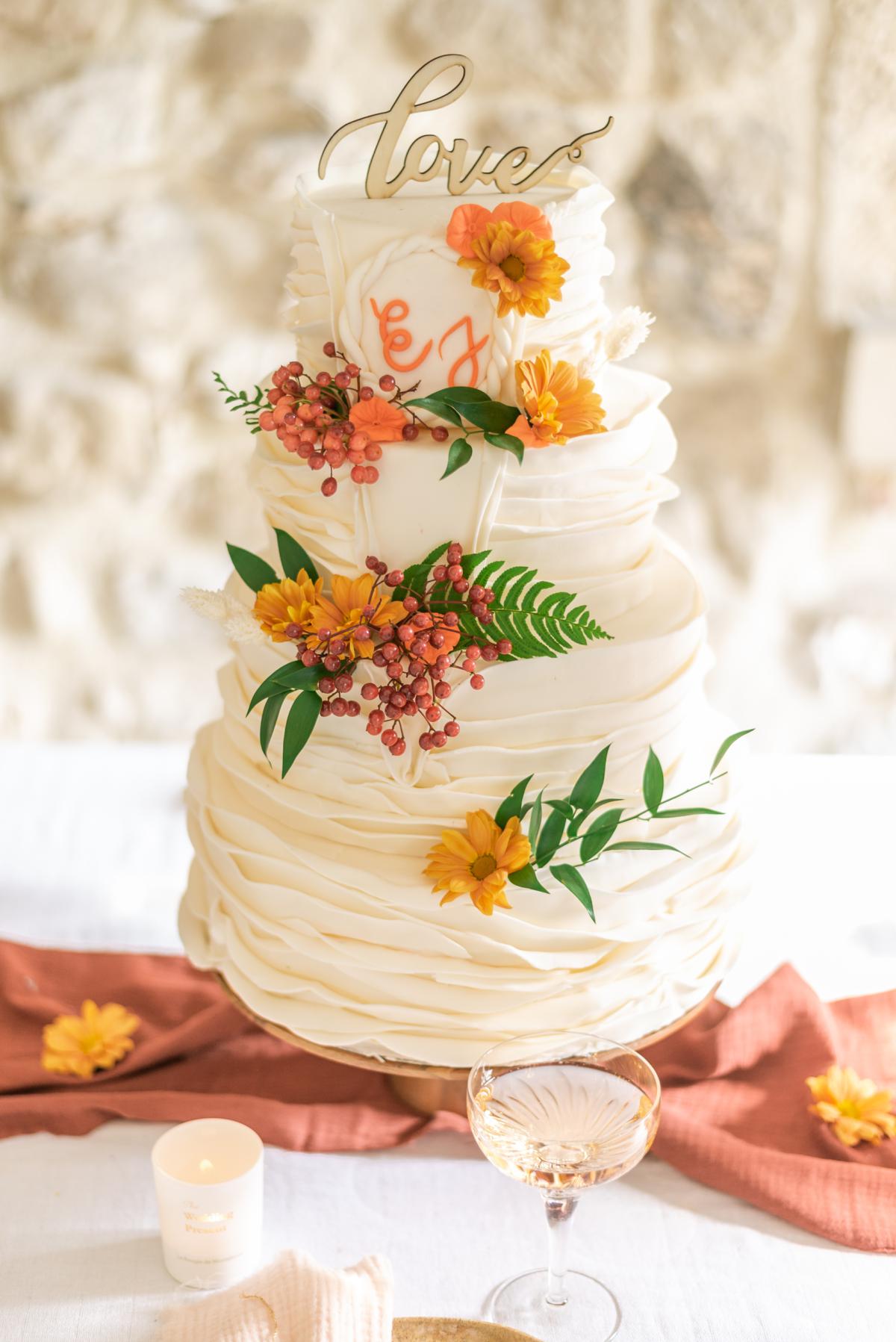Wedding-cake couleurs automne // Shooting d’inspiration publié sur Jolies Cérémonies