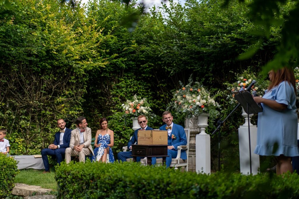 Le mariage chic de Matthieu et Vincent avec une cérémonie laïque célébrée par Fabiola - Wedding by Fabiola