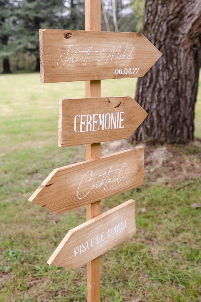 Shooting d'inspiration pour un mariage rustique, poétique et naturel : panneau directionnel en bois