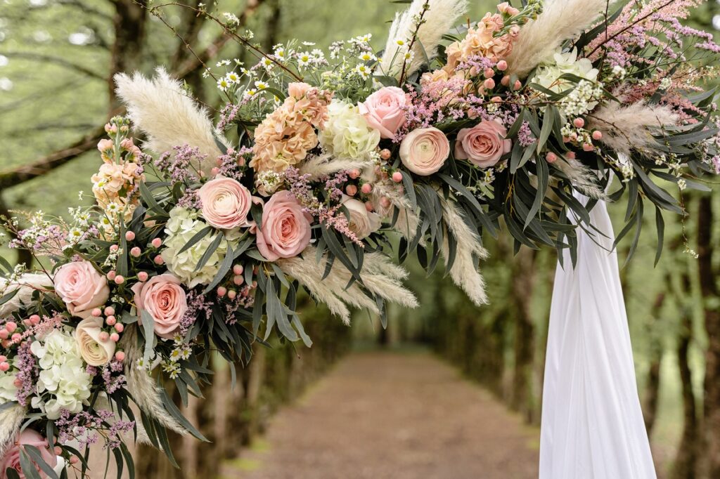 Shooting d'inspiration pour un mariage rustique, poétique et naturel : arche fleurie de cérémonie