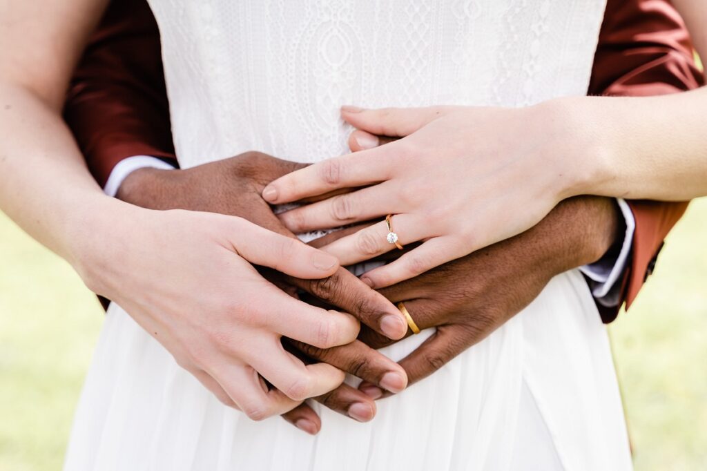 Shooting d'inspiration pour un mariage rustique, poétique et naturel : les alliances
