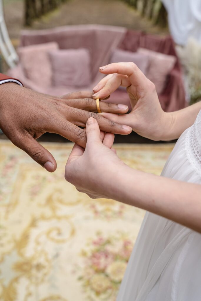 Shooting d'inspiration pour un mariage rustique, poétique et naturel : échanges des alliances
