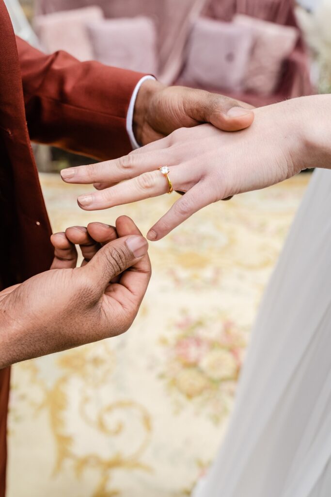 Shooting d'inspiration pour un mariage rustique, poétique et naturel : échanges des alliances
