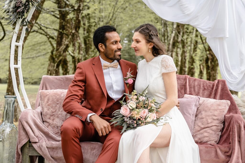 Shooting d'inspiration pour un mariage rustique, poétique et naturel : cérémonie laïque avec mariés sous l'arvhe
