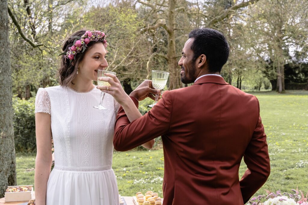 Shooting d'inspiration pour un mariage rustique, poétique et naturel : les mariés trinquent !