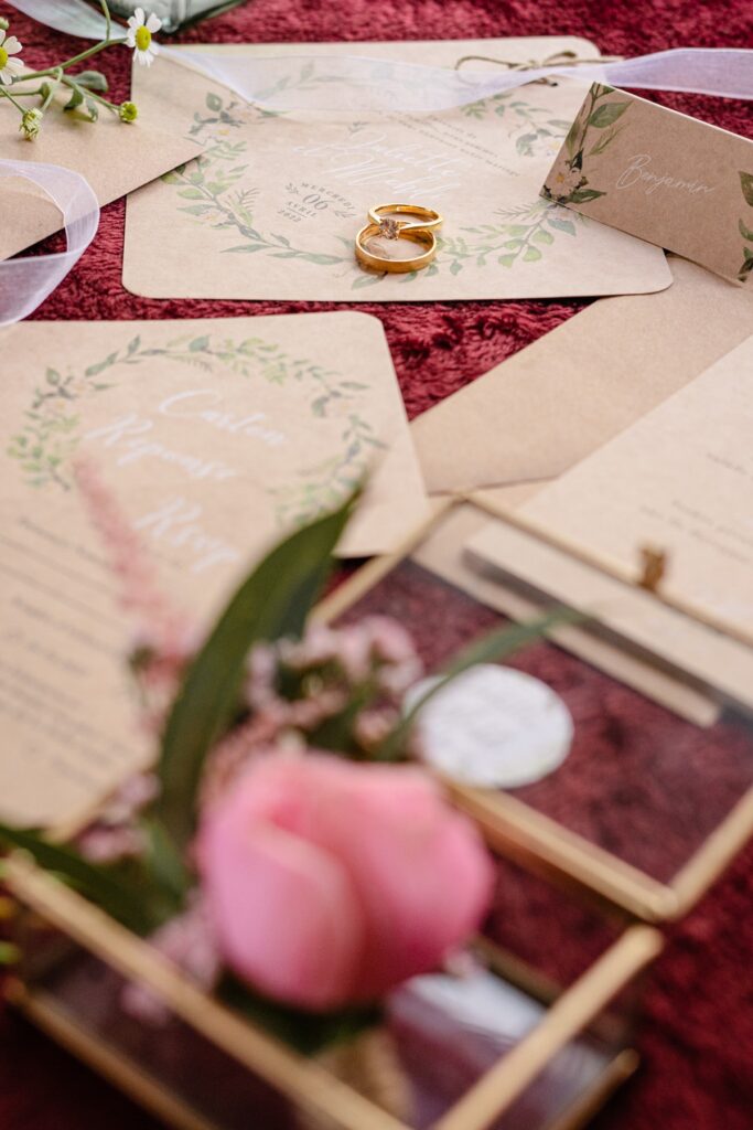 Shooting d'inspiration pour un mariage rustique, poétique et naturel : papeterie