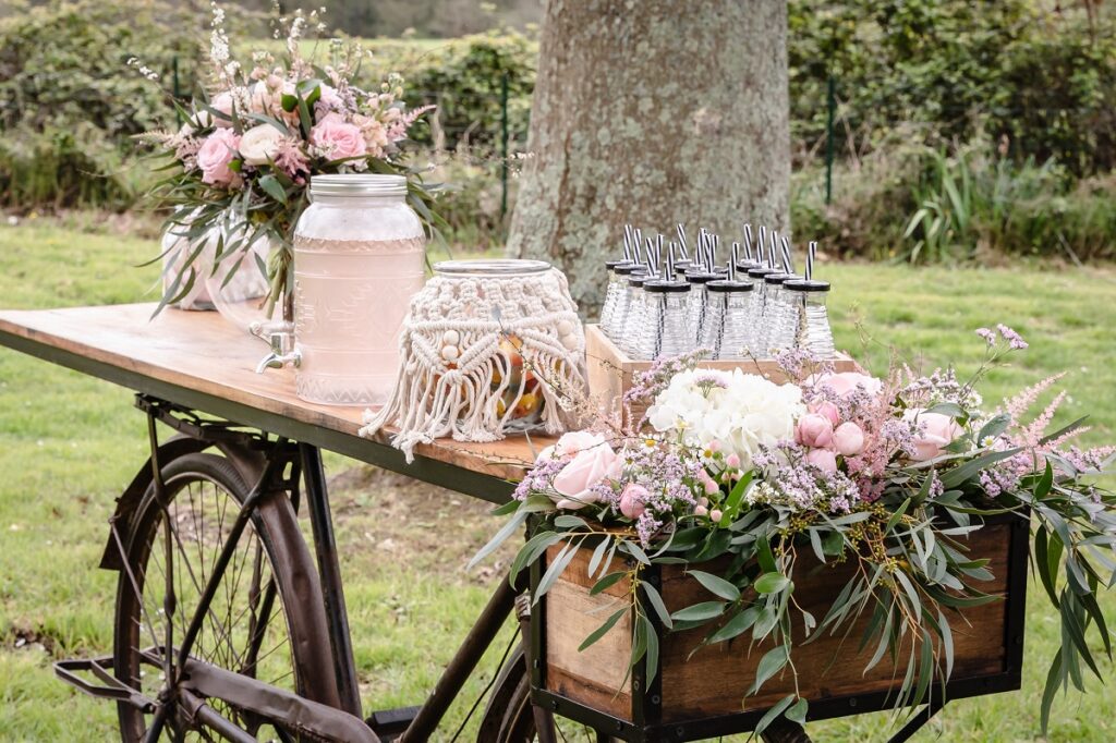Shooting d'inspiration pour un mariage rustique, poétique et naturel : vin d'honneur