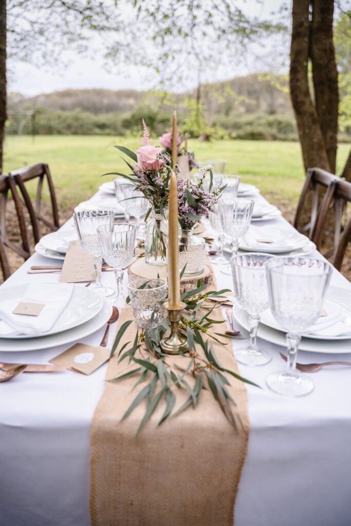 Shooting d'inspiration pour un mariage rustique, poétique et naturel : table d'honneur