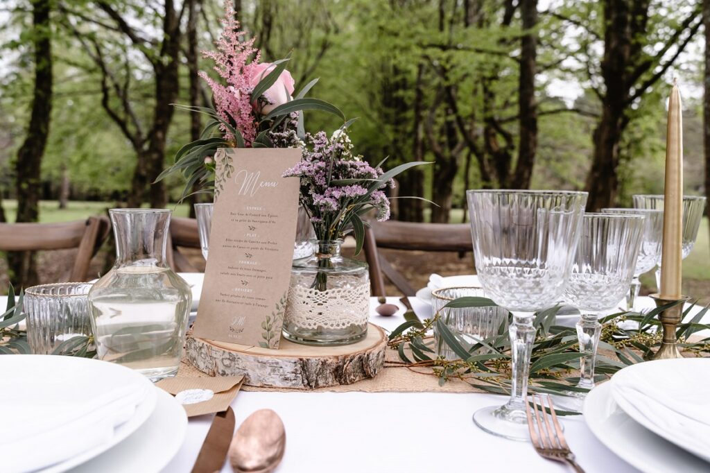 Shooting d'inspiration pour un mariage rustique, poétique et naturel : menu et centre de table