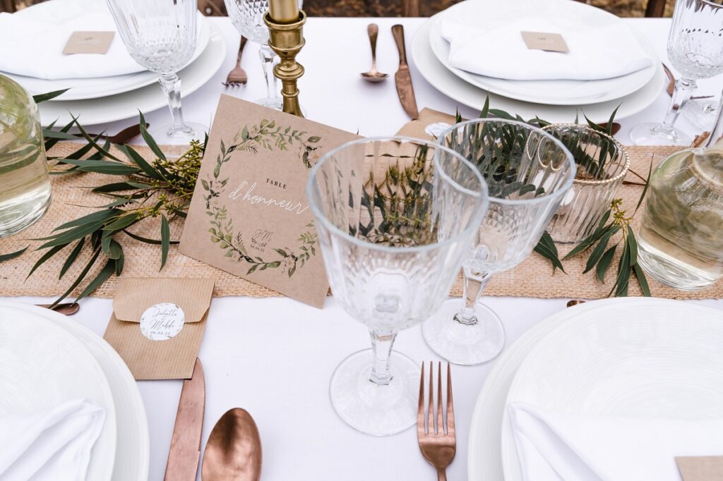Shooting d'inspiration pour un mariage rustique, poétique et naturel : nom de table