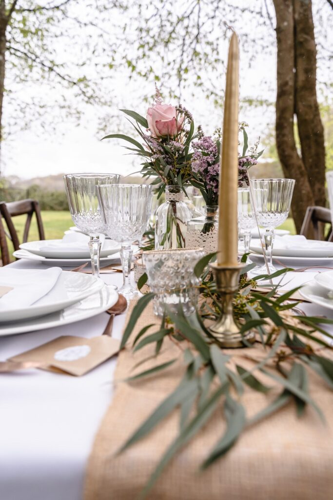 Shooting d'inspiration pour un mariage rustique, poétique et naturel : bougies et centres de tables