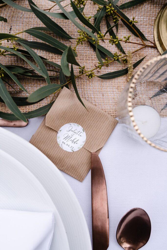 Shooting d'inspiration pour un mariage rustique, poétique et naturel : cadeau d'invités