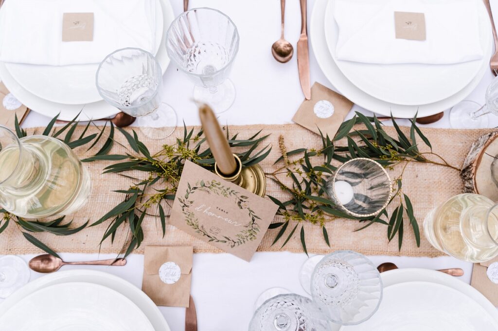 Shooting d'inspiration pour un mariage rustique, poétique et naturel : décoration de table