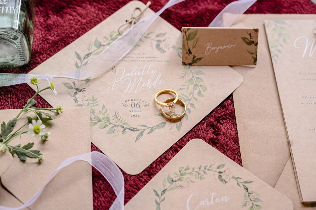 Shooting d'inspiration pour un mariage rustique, poétique et naturel : papeterie et alliances