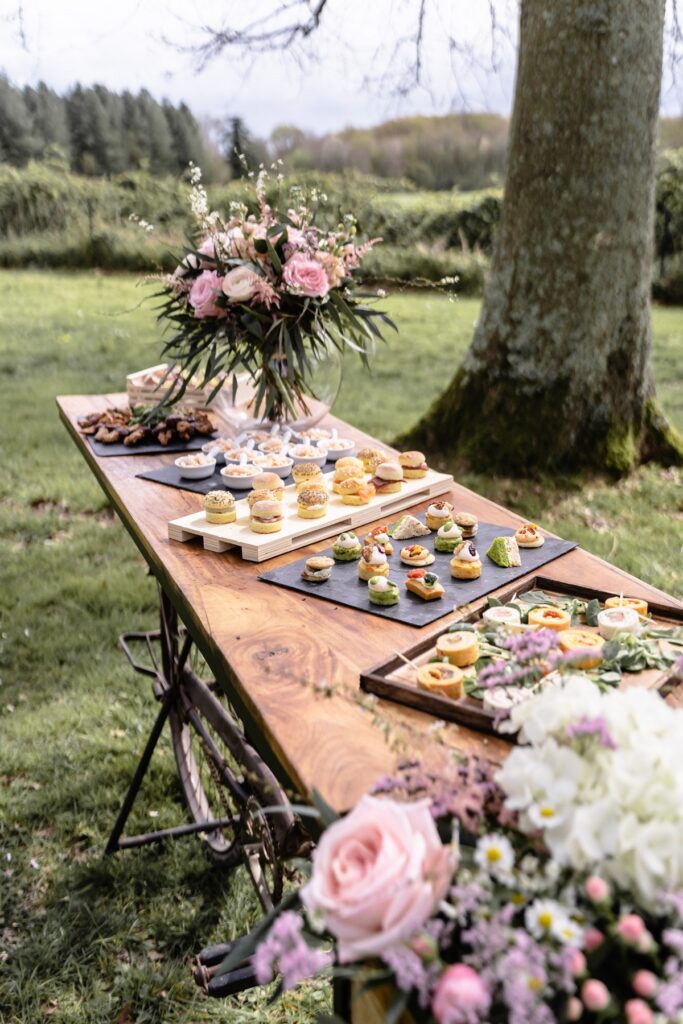 Shooting d'inspiration pour un mariage rustique, poétique et naturel : buffete