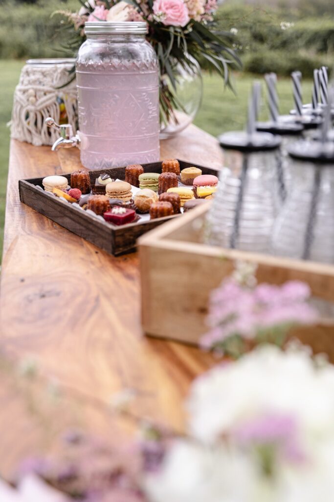 Shooting d'inspiration pour un mariage rustique, poétique et naturel : buffet