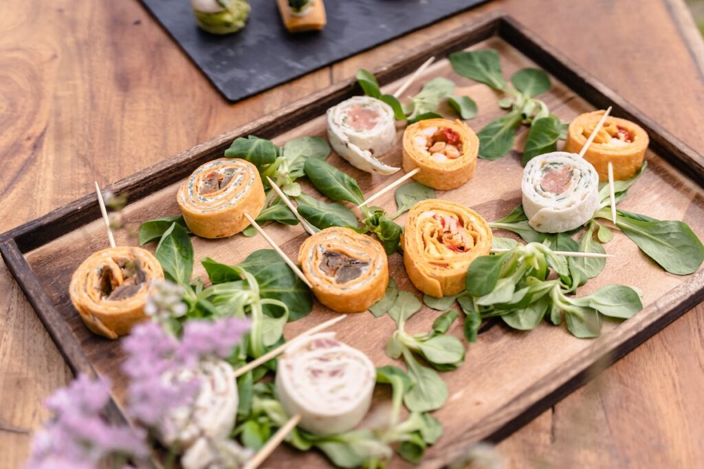 Shooting d'inspiration pour un mariage rustique, poétique et naturel : buffet