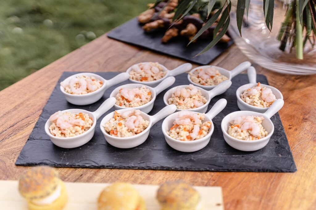 Shooting d'inspiration pour un mariage rustique, poétique et naturel : buffet