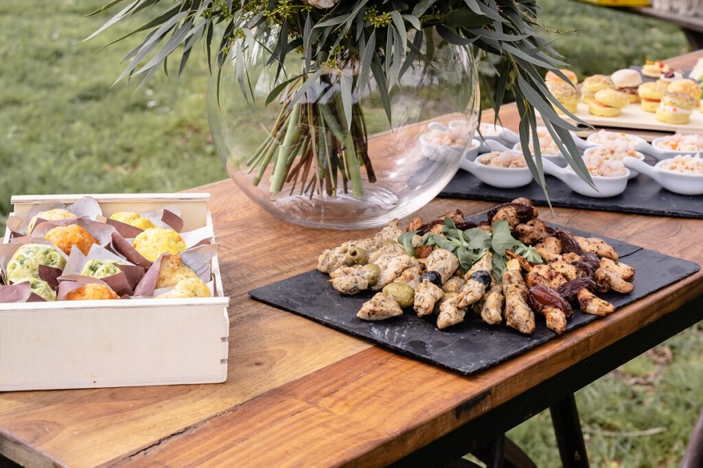 Shooting d'inspiration pour un mariage rustique, poétique et naturel : buffet