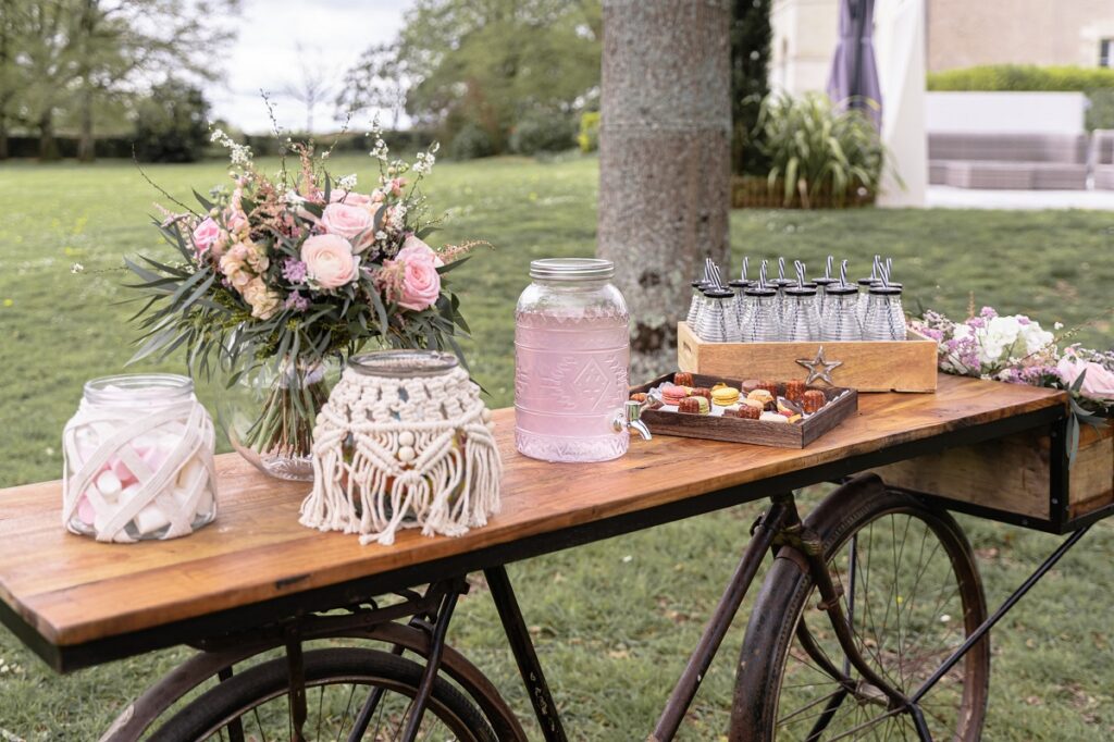 Shooting d'inspiration pour un mariage rustique, poétique et naturel : vin d'honneur