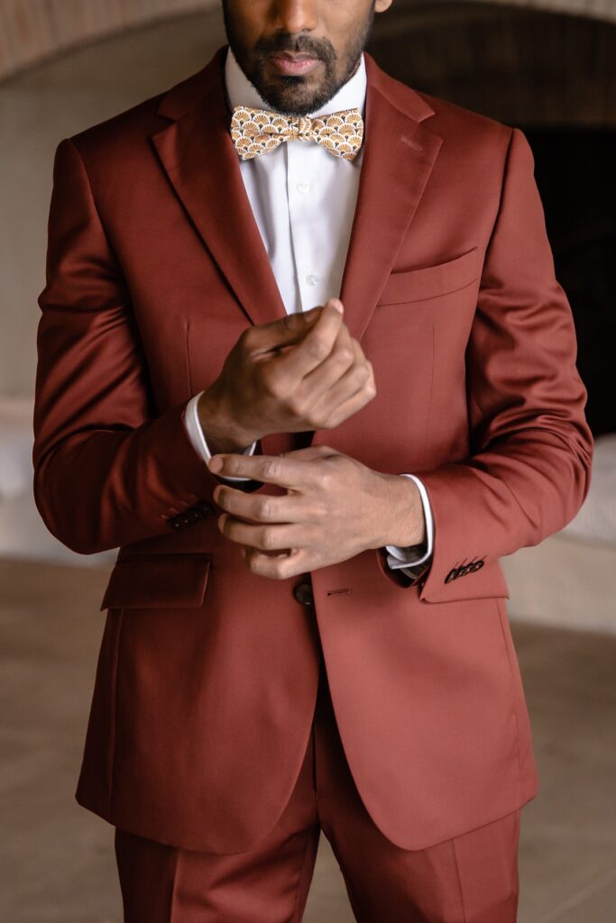 Shooting d'inspiration pour un mariage rustique, poétique et naturel : costume du marié