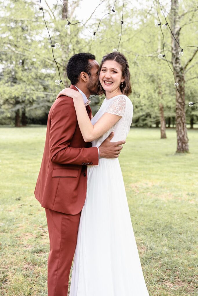 Shooting d'inspiration pour un mariage rustique, poétique et naturel : photos de couple