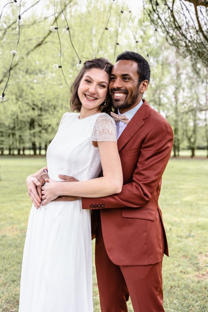 Shooting d'inspiration pour un mariage rustique, poétique et naturel : photos de couple