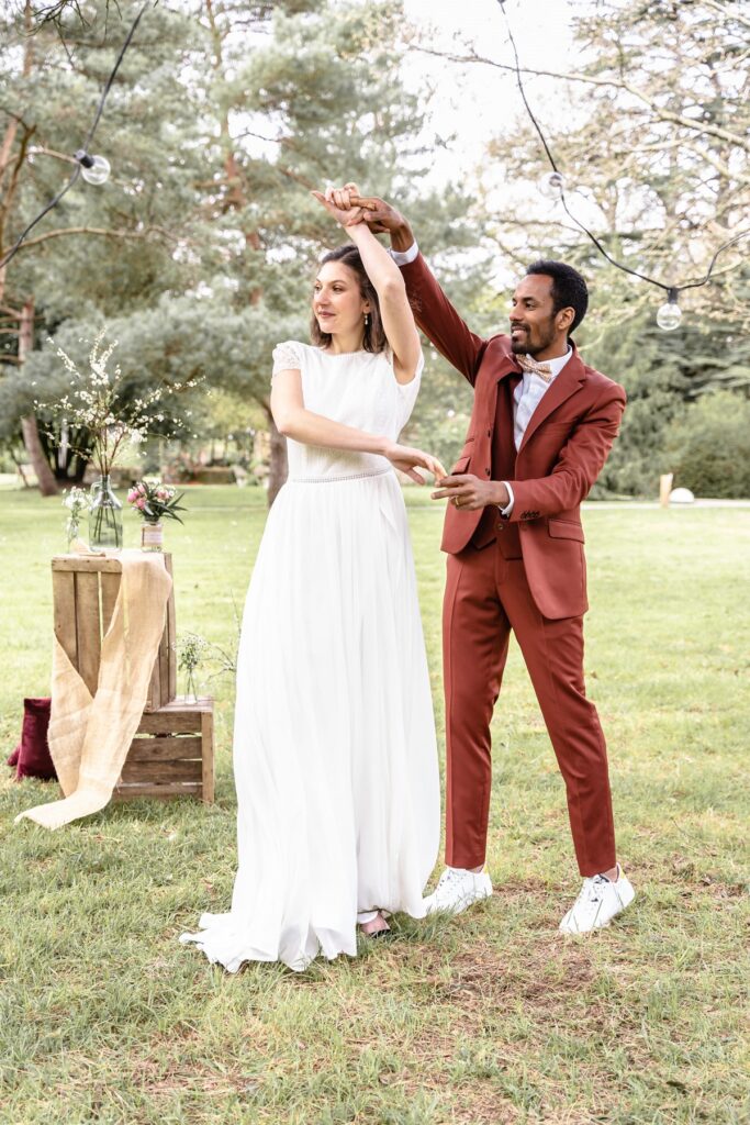 Shooting d'inspiration pour un mariage rustique, poétique et naturel : photos de couple