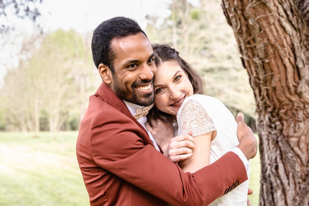 Shooting d'inspiration pour un mariage rustique, poétique et naturel : photos de couple
