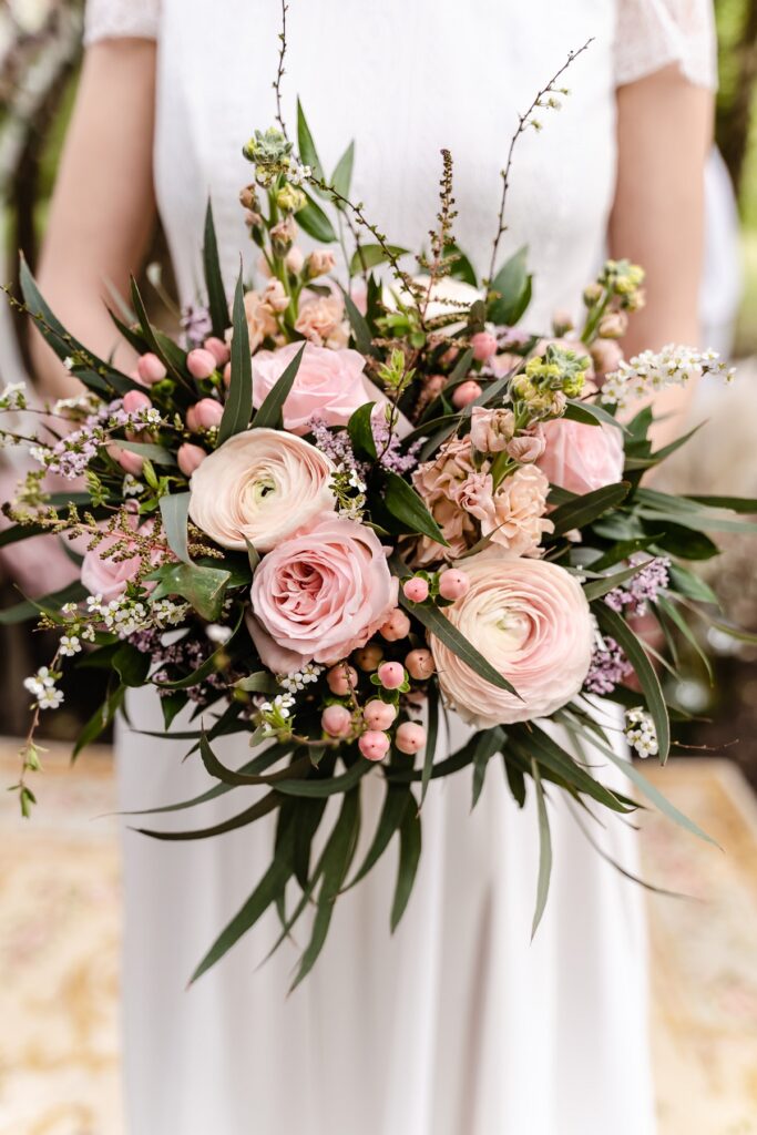 Shooting d'inspiration pour un mariage rustique, poétique et naturel : bouquet de la mariée