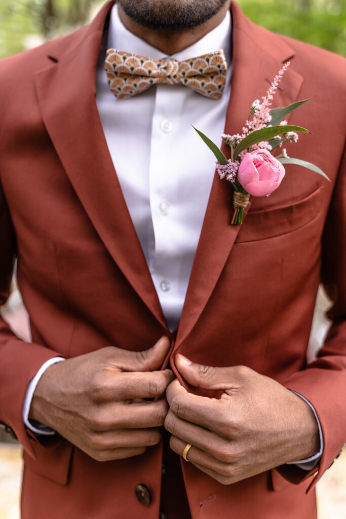 Shooting d'inspiration pour un mariage rustique, poétique et naturel : boutonnière du marié