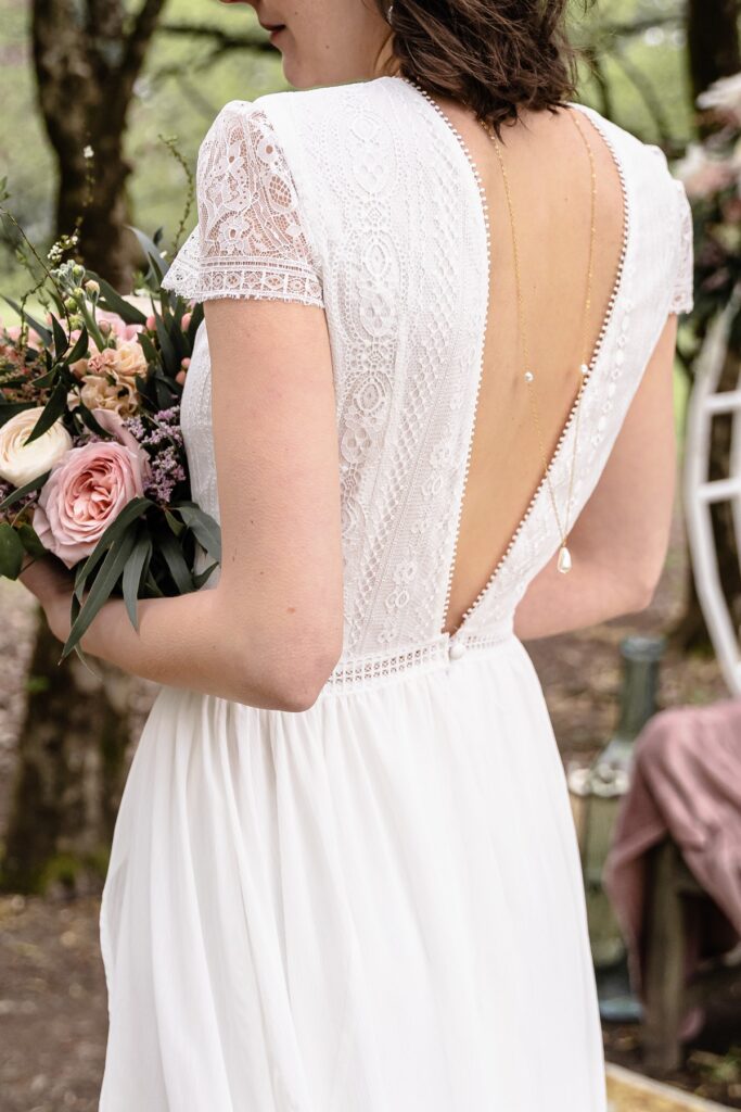 Shooting d'inspiration pour un mariage rustique, poétique et naturel : robe de la mariée