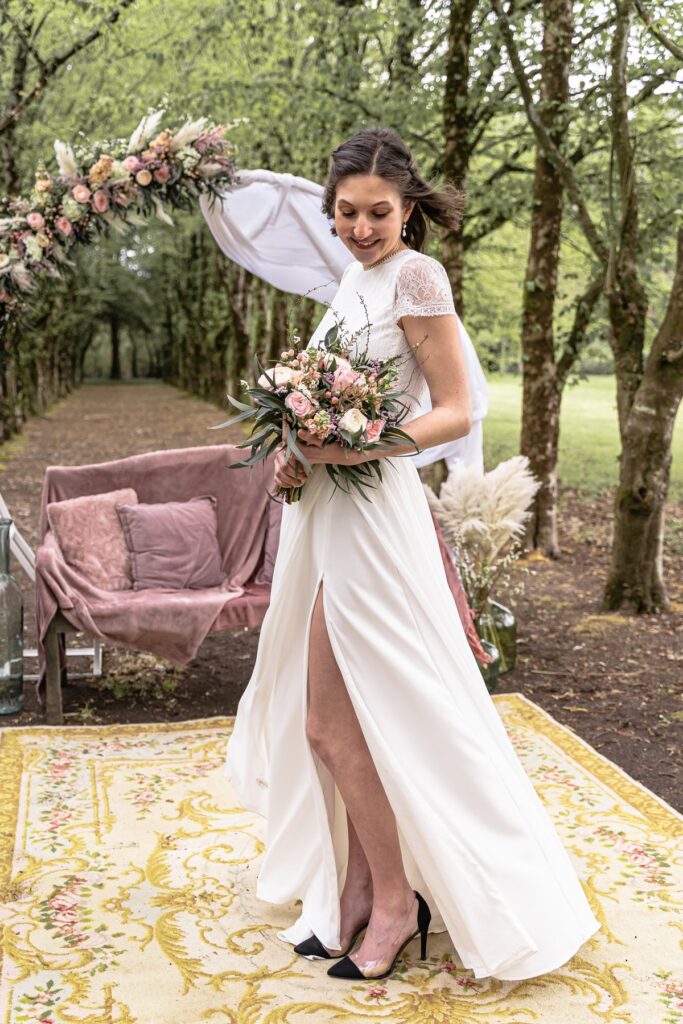 Shooting d'inspiration pour un mariage rustique, poétique et naturel : préparatifs de la mariée