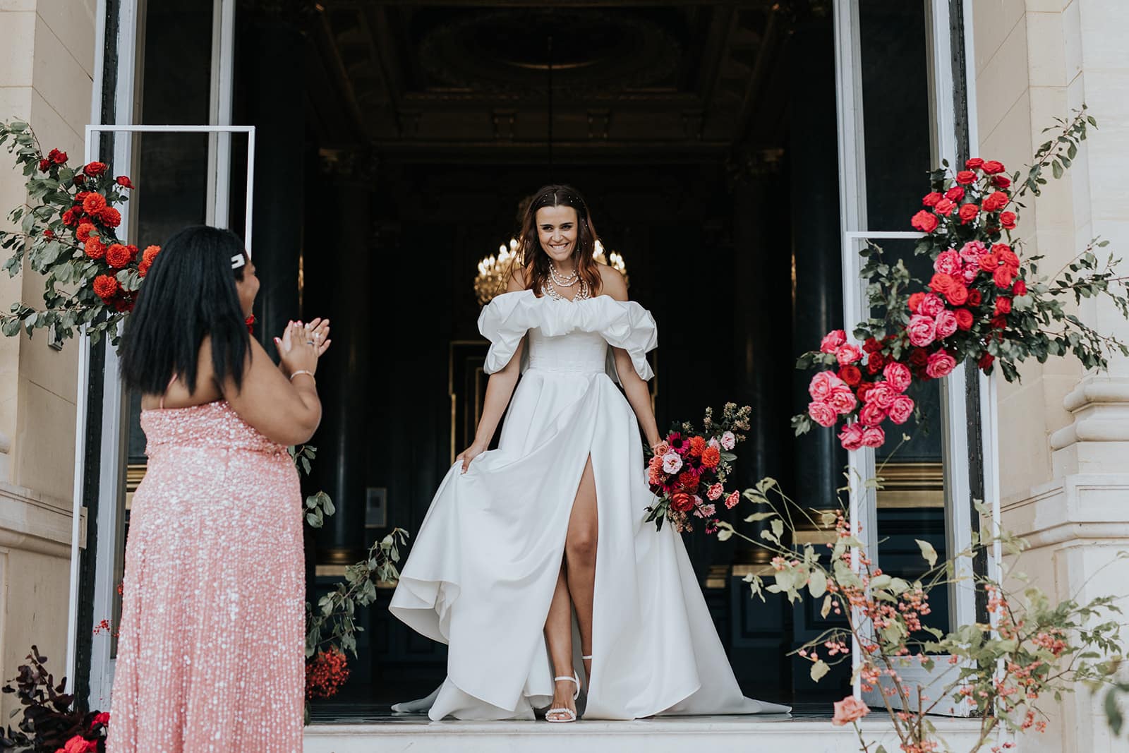 Une mariée accueillie en haut des marches
